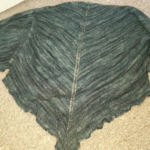 HANDMADE Shawl, lovely flowy design. EUC